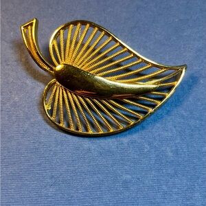 Vintage Gold tone Leaf Brooch‎ Pin Roget